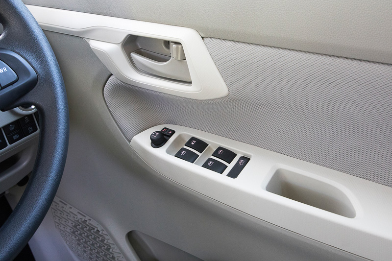 ほかのインテリア変更点はオーディオパネルの幅を左右1cmずつ縮めたスリム化と、ドアトリム表皮の色、柄の変更がある