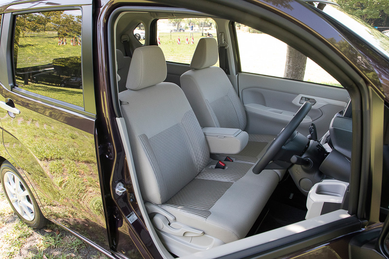 そのほかの内装について。運転席側にはシートヒーターが装備されている