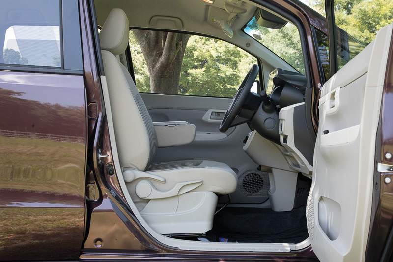 シートリフターも標準装備で体格に合ったシート高に設定できる