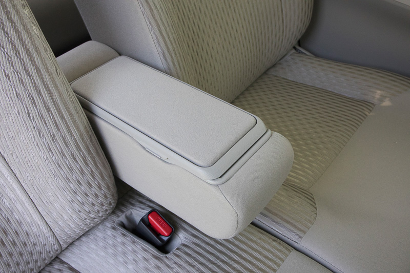フロントシートのアームレストはふた付きのボックスになっている。アームレストを跳ね上げると運転席、助手席がベンチシート風に繋がる