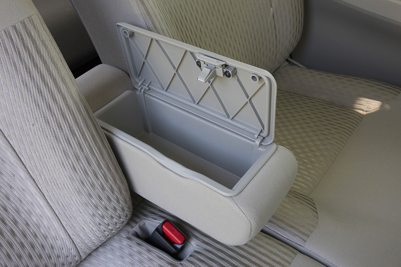 フロントシートのアームレストはふた付きのボックスになっている。アームレストを跳ね上げると運転席、助手席がベンチシート風に繋がる