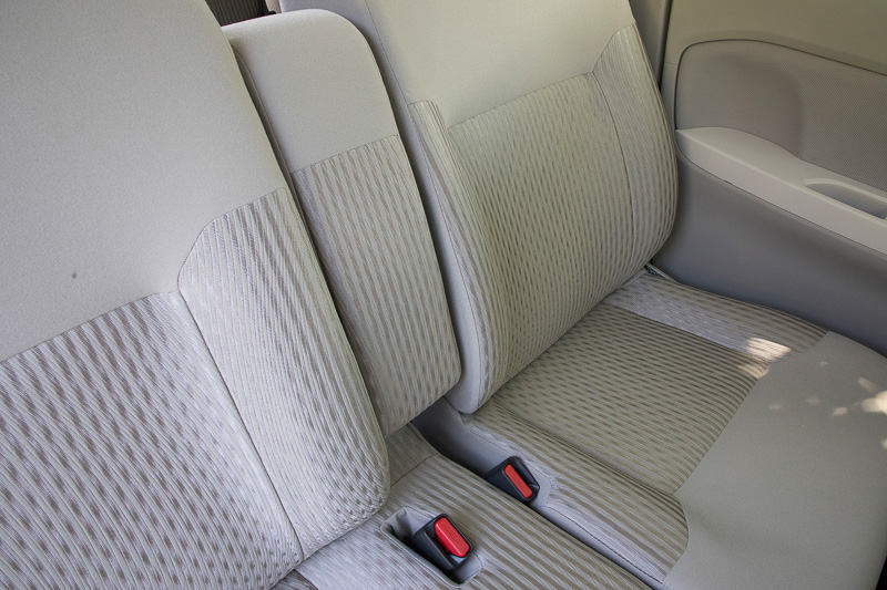 フロントシートのアームレストはふた付きのボックスになっている。アームレストを跳ね上げると運転席、助手席がベンチシート風に繋がる