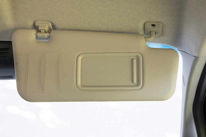 運転席まわりの装備。サンバイザーは左右ともミラー付き。室内灯はLEDではない