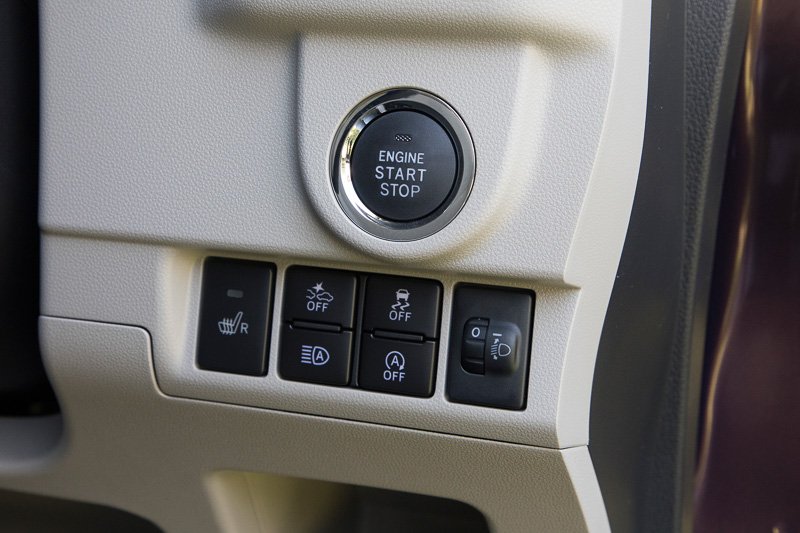 運転席まわりの装備。スイッチ類