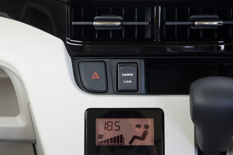 運転席まわりの装備。スイッチ類