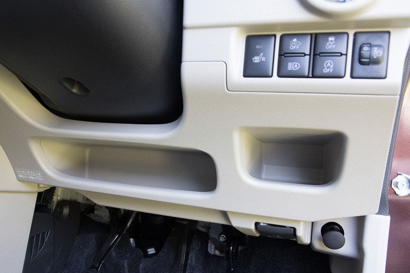 運転席まわりの装備。小物入れ、ドリンクホルダー類