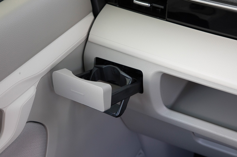 運転席まわりの装備。小物入れ、ドリンクホルダー類