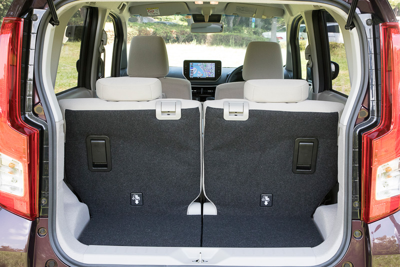 リアシートは左右分割式。後方へのリクライニング機能に加えて左右別々で座面が240mmスライドし、ラゲッジスペースの容量を増やすことができる。従来はリアシート座面側からしか操作できなかったが、今回のモデルではリアハッチを開けたシート背面側から操作できるようになって利便性が向上している