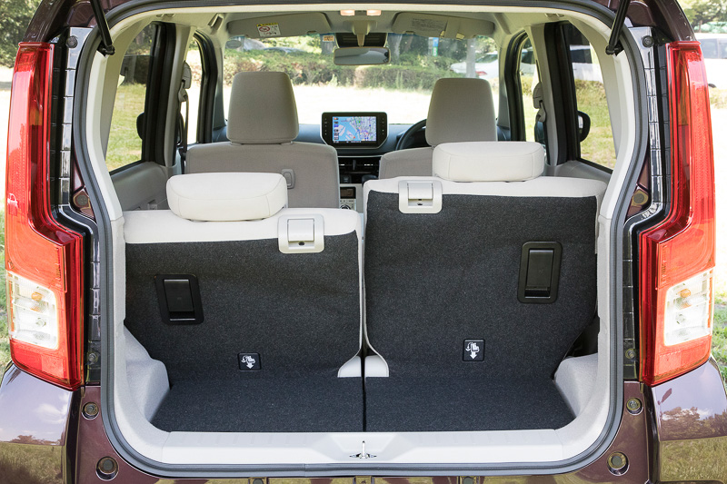リアシートは左右分割式。後方へのリクライニング機能に加えて左右別々で座面が240mmスライドし、ラゲッジスペースの容量を増やすことができる。従来はリアシート座面側からしか操作できなかったが、今回のモデルではリアハッチを開けたシート背面側から操作できるようになって利便性が向上している