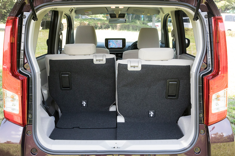 リアシートは左右分割式。後方へのリクライニング機能に加えて左右別々で座面が240mmスライドし、ラゲッジスペースの容量を増やすことができる。従来はリアシート座面側からしか操作できなかったが、今回のモデルではリアハッチを開けたシート背面側から操作できるようになって利便性が向上している