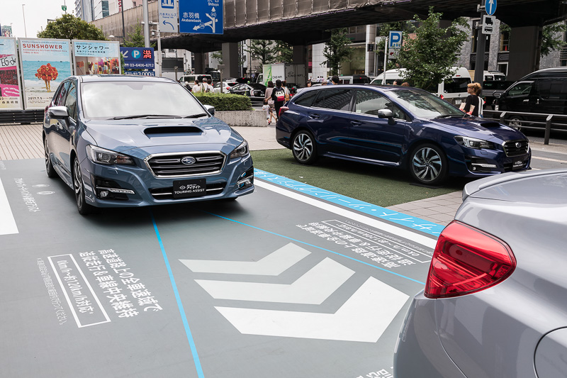 六本木ヒルズ ノースタワーで開催されている「アイサイト・ツーリングアシスト体感試乗プログラム」。「アイサイト・ツーリングアシスト」搭載「レヴォーグ」を試乗できる
