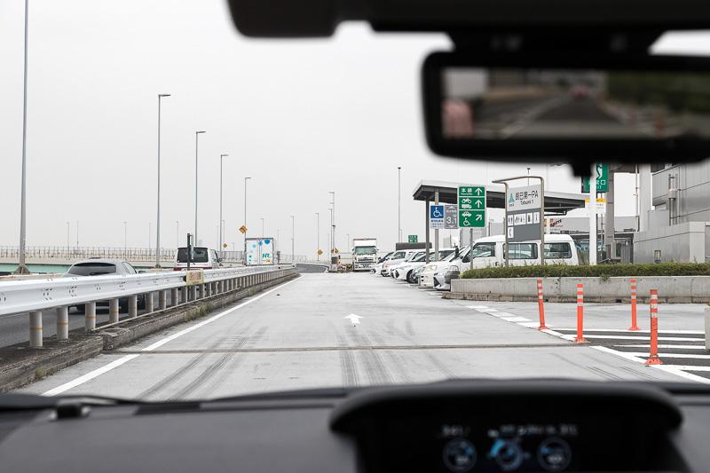 辰巳PAに入り、駐車場へ