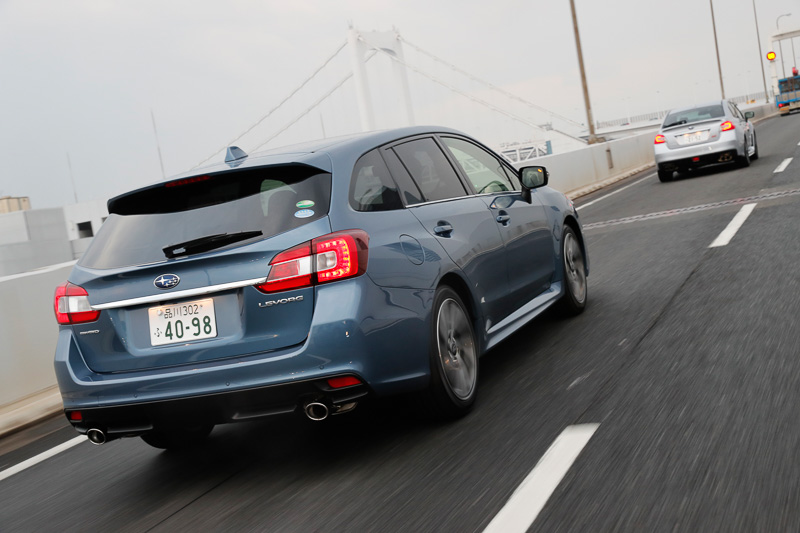 写真提供：スバル、首都高走行シーンを車外や車内から