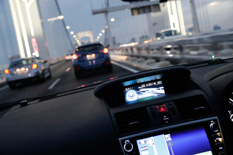 写真提供：スバル、首都高走行シーンを車外や車内から