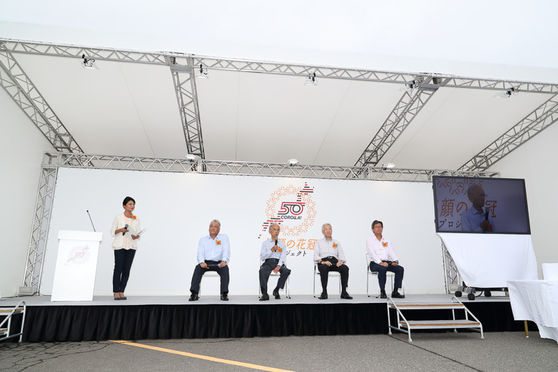 花冠の到着に先立って行なわれたトークショー