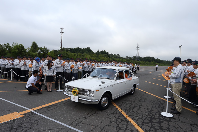 4つの花冠を携え、最新と初代のカローラが宮城大衡工場に到着