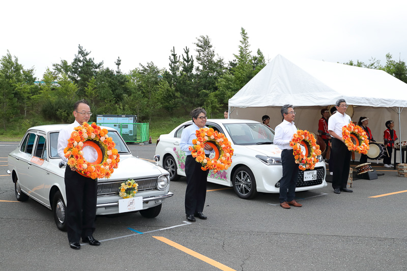 4つの花冠を携え、最新と初代のカローラが宮城大衡工場に到着