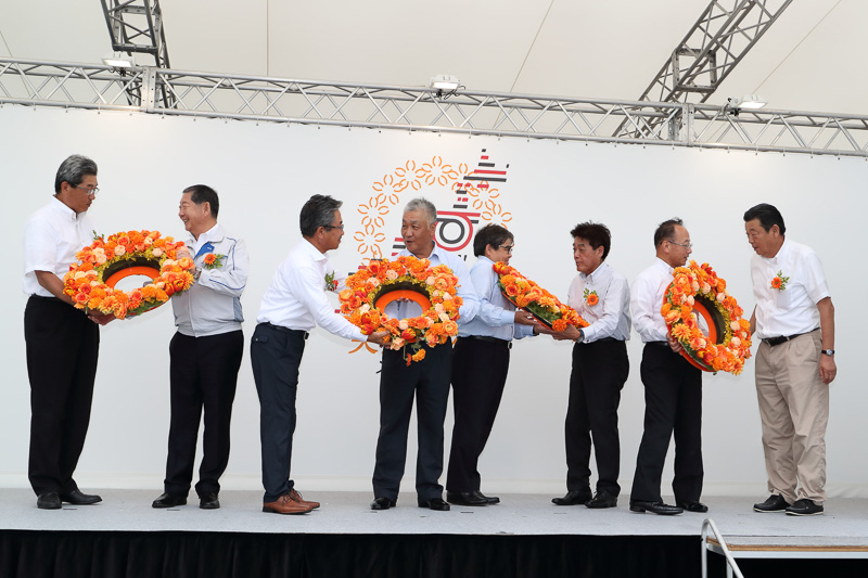 カローラ生誕の地のトヨタ自動車 高岡工場を出発した4つの花冠が、現在カローラを生産している宮城大衡工場で手渡された