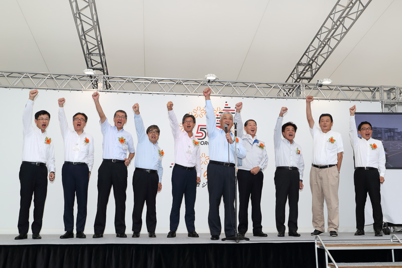 カローラがこれから先の50年も発展し続けることを力強く誓う登壇者