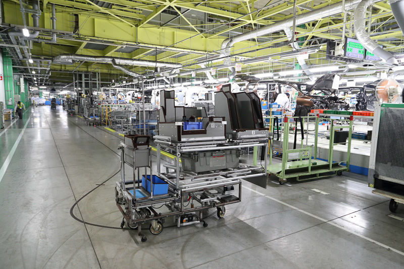 作業効率を高めるため、作業員自身のアイデアが詰まった「からくり仕掛け」のワゴン台車が工場内を動きまわり、必要なパーツを必要な箇所に運んでいる。元トヨタ自動車 名誉会長の張富士夫氏は「皆で考え皆で実行する“からくり”で新しいトヨタ方式を生み出そう」と述べている