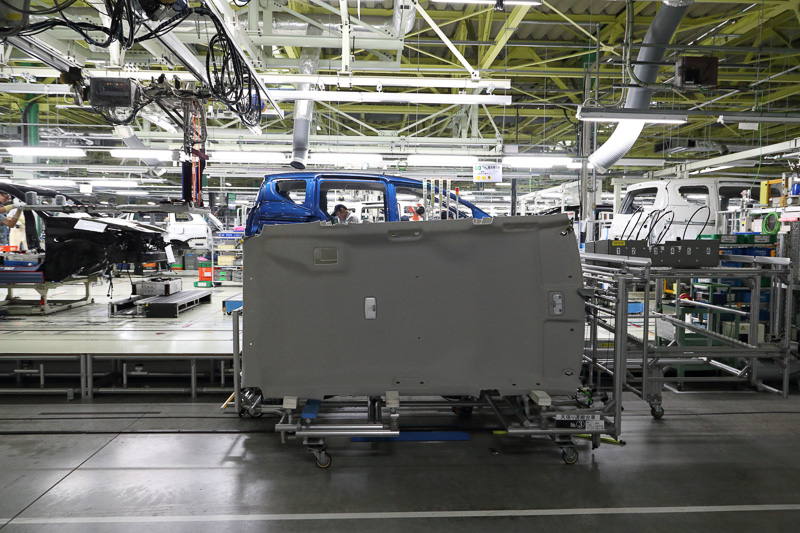 作業効率を高めるため、作業員自身のアイデアが詰まった「からくり仕掛け」のワゴン台車が工場内を動きまわり、必要なパーツを必要な箇所に運んでいる。元トヨタ自動車 名誉会長の張富士夫氏は「皆で考え皆で実行する“からくり”で新しいトヨタ方式を生み出そう」と述べている