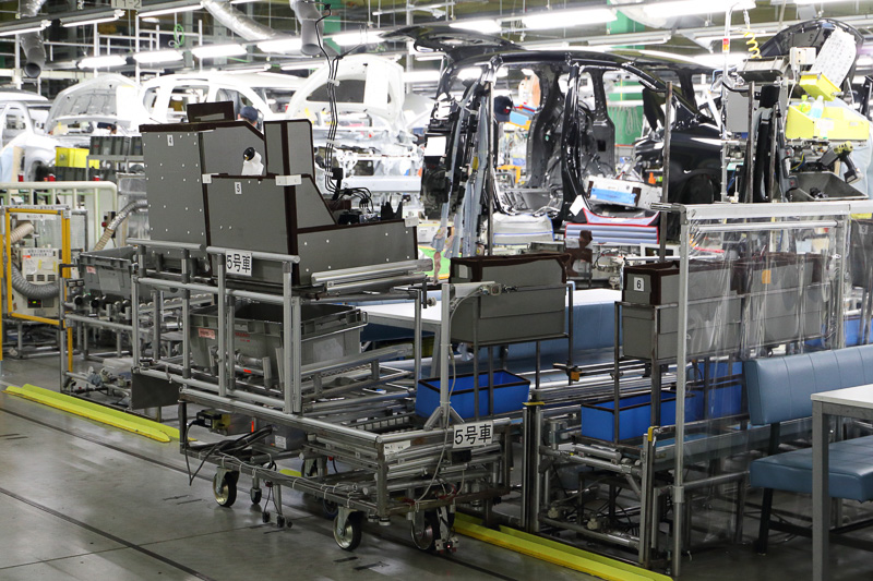 作業効率を高めるため、作業員自身のアイデアが詰まった「からくり仕掛け」のワゴン台車が工場内を動きまわり、必要なパーツを必要な箇所に運んでいる。元トヨタ自動車 名誉会長の張富士夫氏は「皆で考え皆で実行する“からくり”で新しいトヨタ方式を生み出そう」と述べている