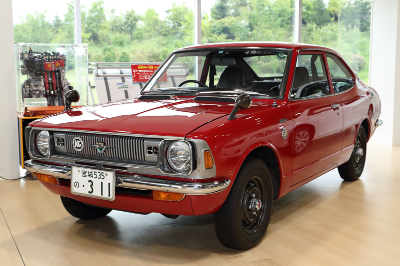 赤いボディの2代目カローラは、東日本大震災で津波に流されながらも全国から集まった支援の輪により復活を果たした「奇跡のカローラ」と呼ばれる1台