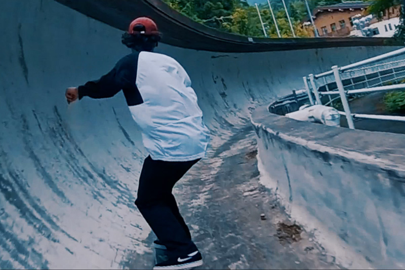 エクストレイルとともにエクストリームスポーツの選手たちが猛スピードでコースを駆け抜ける動画を公開