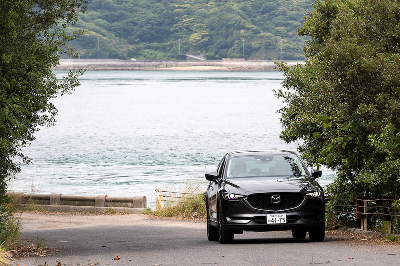 撮影車は直列4気筒DOHC 2.2リッター直噴ディーゼルターボエンジンを搭載する「XD L Package」（マシーングレープレミアムメタリック）。最高出力は129kW（175PS）/4500rpm、最大トルクは420Nm（42.8kgm）/2000rpmを発生。2WD（FF）車のJC08モード燃費は18.0km/L。ボディサイズは4545×1840×1690mm（全長×全幅×全高）、ホイールベース2700mm