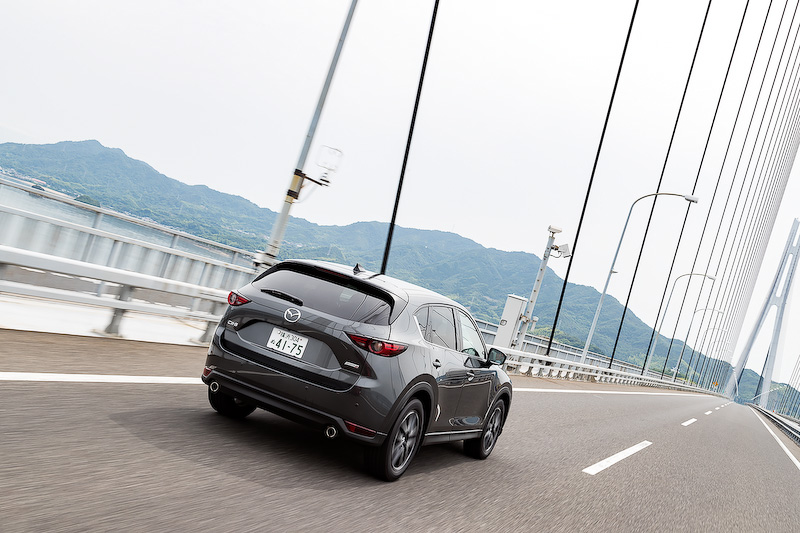 撮影車は直列4気筒DOHC 2.2リッター直噴ディーゼルターボエンジンを搭載する「XD L Package」（マシーングレープレミアムメタリック）。最高出力は129kW（175PS）/4500rpm、最大トルクは420Nm（42.8kgm）/2000rpmを発生。2WD（FF）車のJC08モード燃費は18.0km/L。ボディサイズは4545×1840×1690mm（全長×全幅×全高）、ホイールベース2700mm