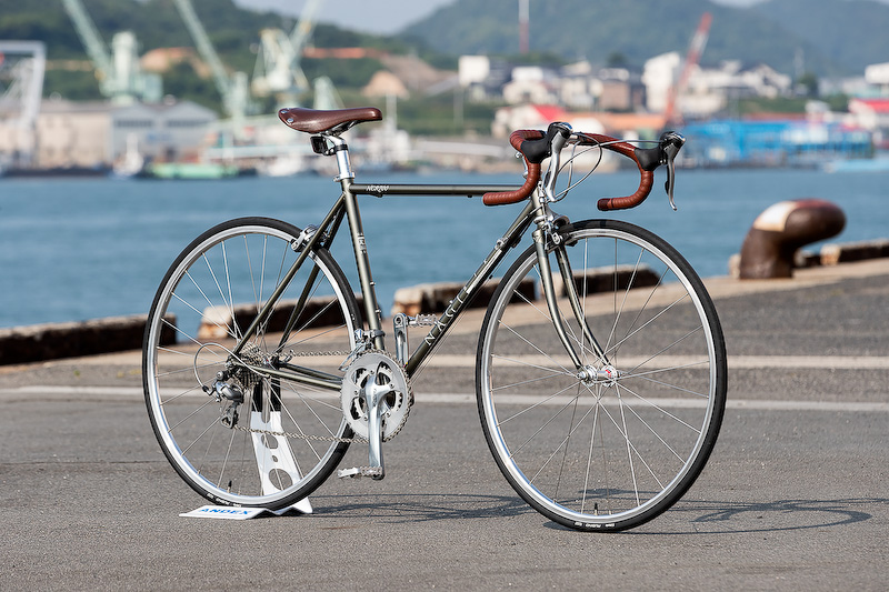 CX-5オプション装着車とともに撮影したのは、尾道で生産される<a href="https://www.andex.co.jp/nagi/">「NAGI BIKE」</A>の自転車。赤いモデルは広島東洋カープとコラボレーションしたカープカラーのBMX「NX01」（7万6000円［税別］）。もう1台は日本の道を快適に走るための走行性能を追求したスポーツサイクル「NCR700」（19万5000円［税別］/ティアグラ仕様）
