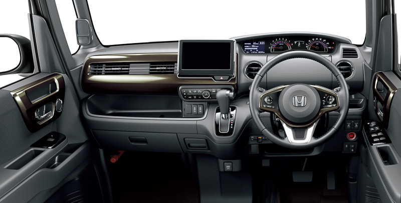 上がN-BOX カスタムのベンチシート仕様、下がスーパースライドシート仕様のインテリア。「左右独立式リアセンターアームレスト」はターボエンジン搭載車に標準装備