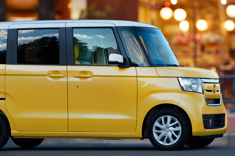 北欧スタイルコレクションのエクステリアイメージ。小鳥をイメージした「フェンダーエンブレム」（左右2個セット）を装着する。価格は4320円