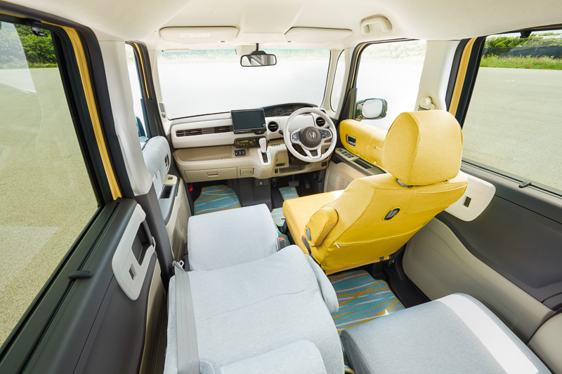 北欧スタイルコレクションのインテリアイメージ。ファブリックを使うフルタイプの「シートカバー」は、「グレー」をベースに、運転席に「スカイブルー」、または「サンシャインイエロー」を設定する2タイプ。フロントとリアのセットで価格は2万9160円。この「シートカバー」とカラーコーディネートできる「ドアライニングカバー」も2種類が用意され、価格は1万2960円。また、インパネをマットアイボリーに変更する「インテリアパネル」は1万7280円となる