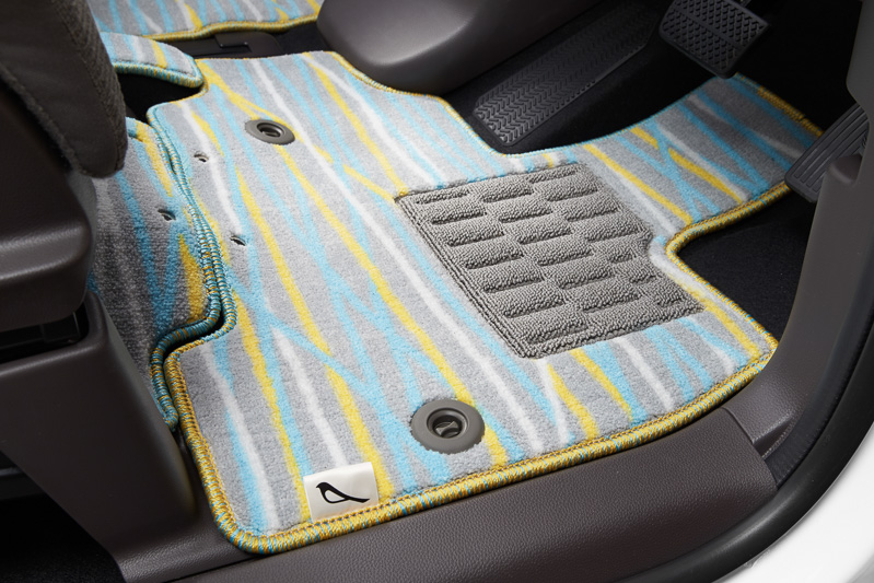 カラフルな「フロアカーペットマット」は運転席用のヒールパッド、消臭・抗菌加工などを備える。フロント＆リアのセットで価格は3万6720円