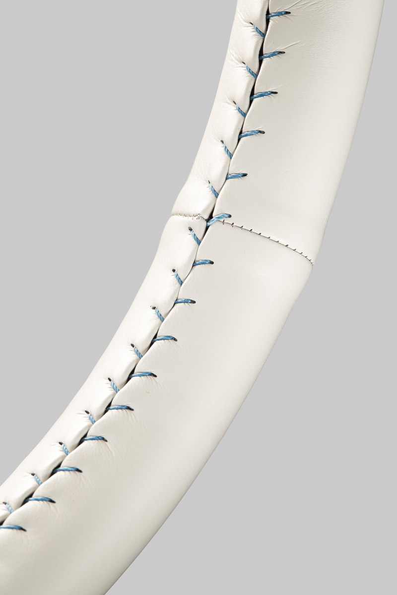 アイボリー色の合成皮革を使う「ステアリングホイールカバー」は、ステッチ色をスカイブルーとサンシャインイエローの2種類から選べる。価格は7560円