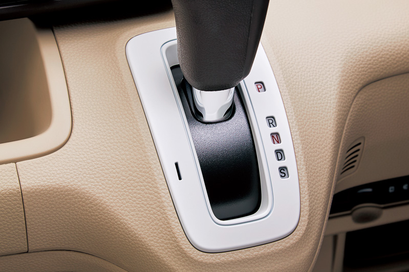 マットホワイトの「シフトゲートカバー」は5400円