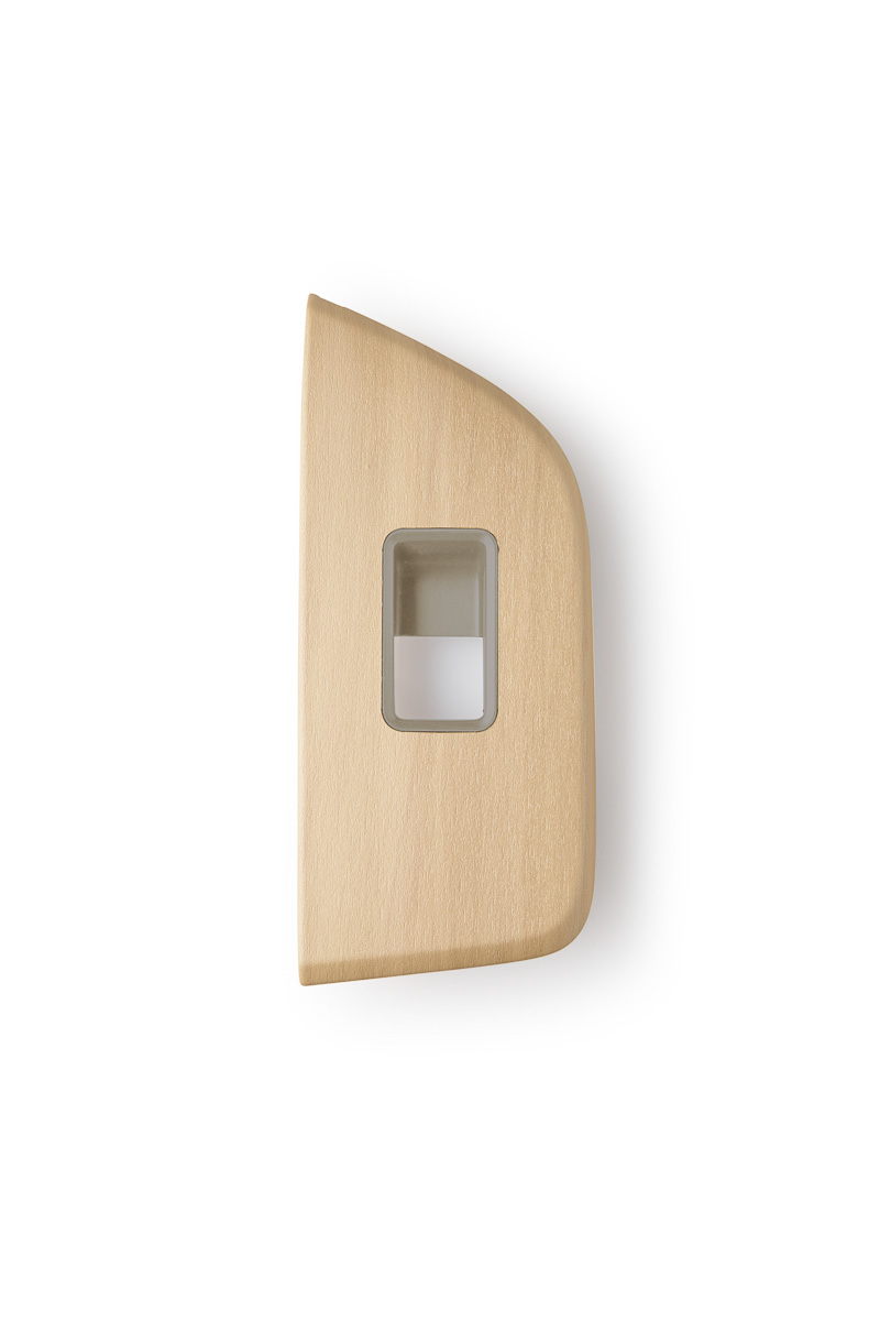 フロントドアのドアスイッチパネルを白木目調にする「インテリアパネル」。純正品との入れ替え装着になり、価格は1万7280円