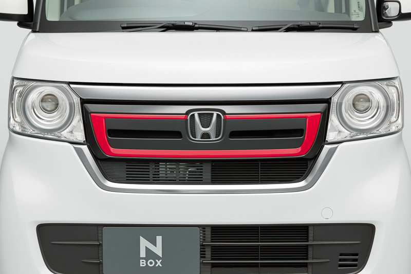 通常のボディ同色からガンメタリックとレッド、またはホワイトに変更する「フロントグリル」。N-BOX用で価格は1万9440円
