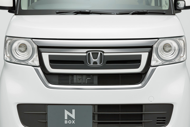 通常のボディ同色からガンメタリックとレッド、またはホワイトに変更する「フロントグリル」。N-BOX用で価格は1万9440円