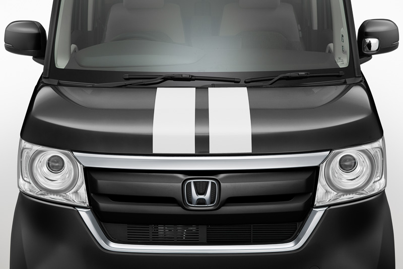 ボンネットとリアハッチに貼るフィルムタイプの「デカール センターストライプ」は、写真のホワイトに加え、グレーを用意。価格は1万800円