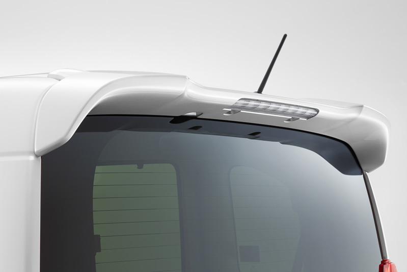 「テールゲートスポイラー」は純正ボディカラーと同じものを用意。通常は2万7000円だが、ベースのボディカラーが有料色となる「プレミアムホワイト・パールII」「プレミアムアガットブラウン・パール」「プレミアムイエロー・パールII」の3色は3240円高