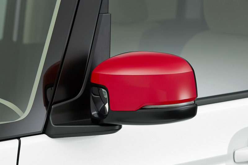 「ドアミラーカバー」はレッドとホワイトの2色を用意。価格は各8640円