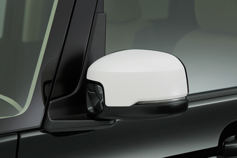 「ドアミラーカバー」はレッドとホワイトの2色を用意。価格は各8640円