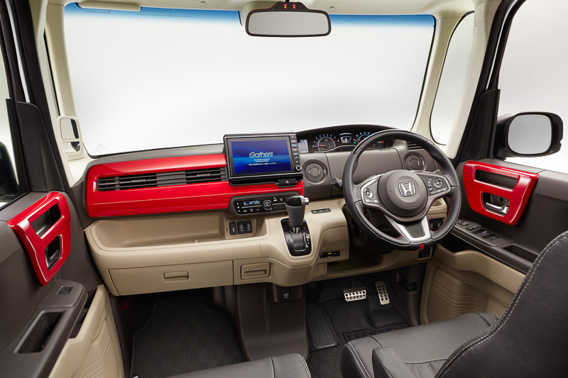 インパネの助手席側とドアライニング部をレッドにして車内のイメージを刷新する「インテリアパネル」。価格は2万5920円