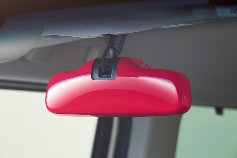 4320円の「ルームミラーカバー」はレッドとホワイトの2種類をラインアップ