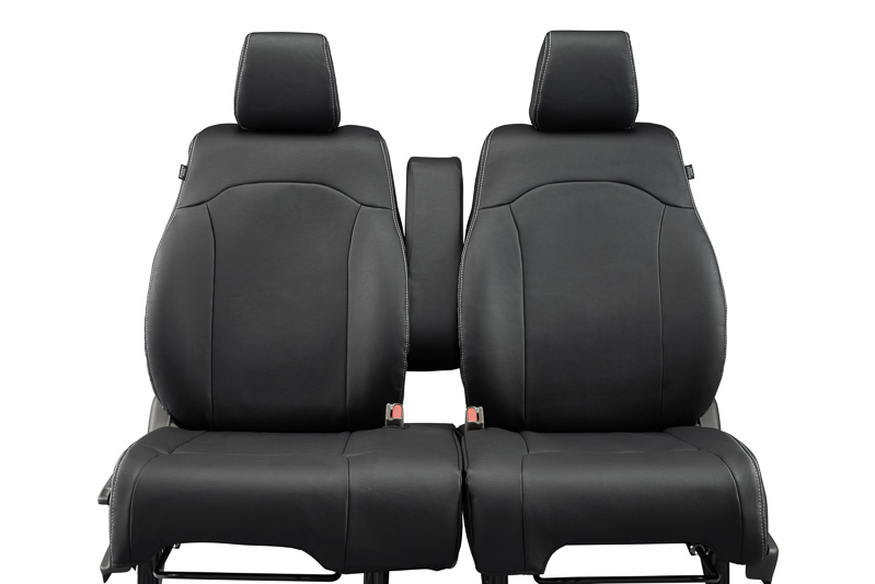 「シートカバー」は写真の合皮製（2万4840円）のほか、洗濯可能なファブリック製（4万9680円）も用意する