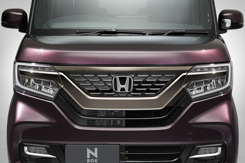 「フロントグリル」はブラックメッキ（3万5640円）とクロームメッキ（2万8080円）の2種類