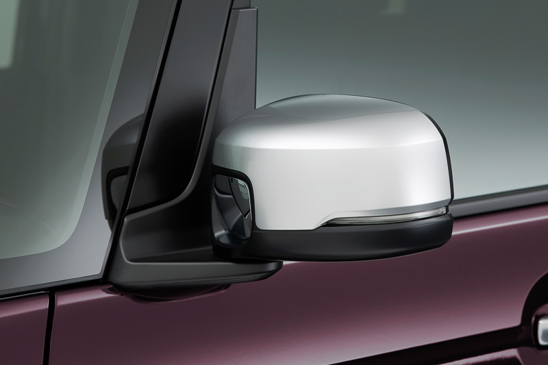シルバー塗装の「ドアミラーカバー」は8640円