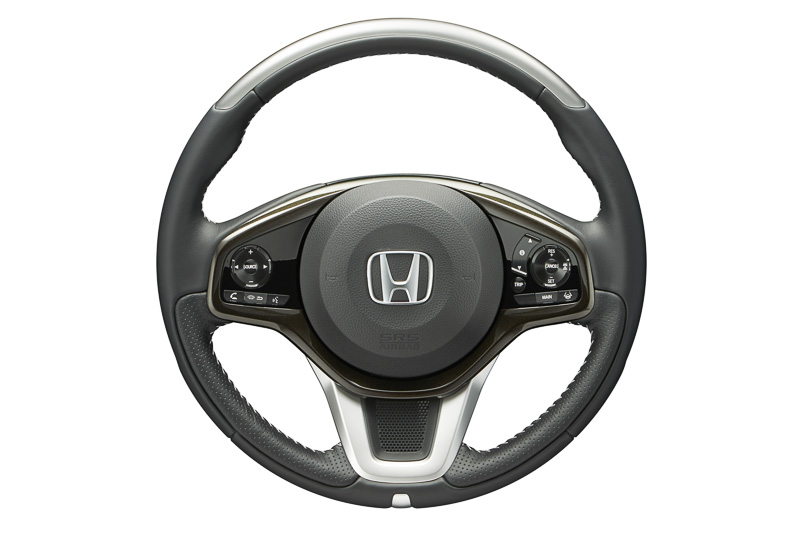 シルバー加飾とシルバーステッチを持つ本革製「ステアリングホイール」は4万8600円